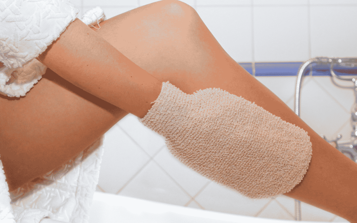 Juckreiz nach dem Rasieren vermeiden – Bein schrubben mit Peeling-Handschuh vor der Rasur Juckreiz nach dem Rasieren vermeiden – Bein schrubben mit Peeling-Handschuh vor der Rasur