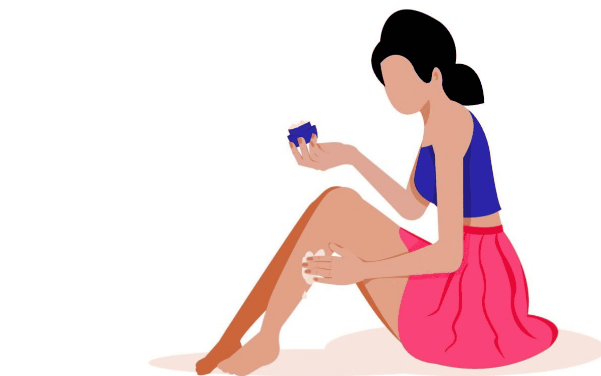 Juckreiz nach dem Rasieren lindern – Frau trägt After-Shave-Balsam auf die Beine auf Juckreiz nach dem Rasieren lindern – Frau trägt After-Shave-Balsam auf die Beine auf