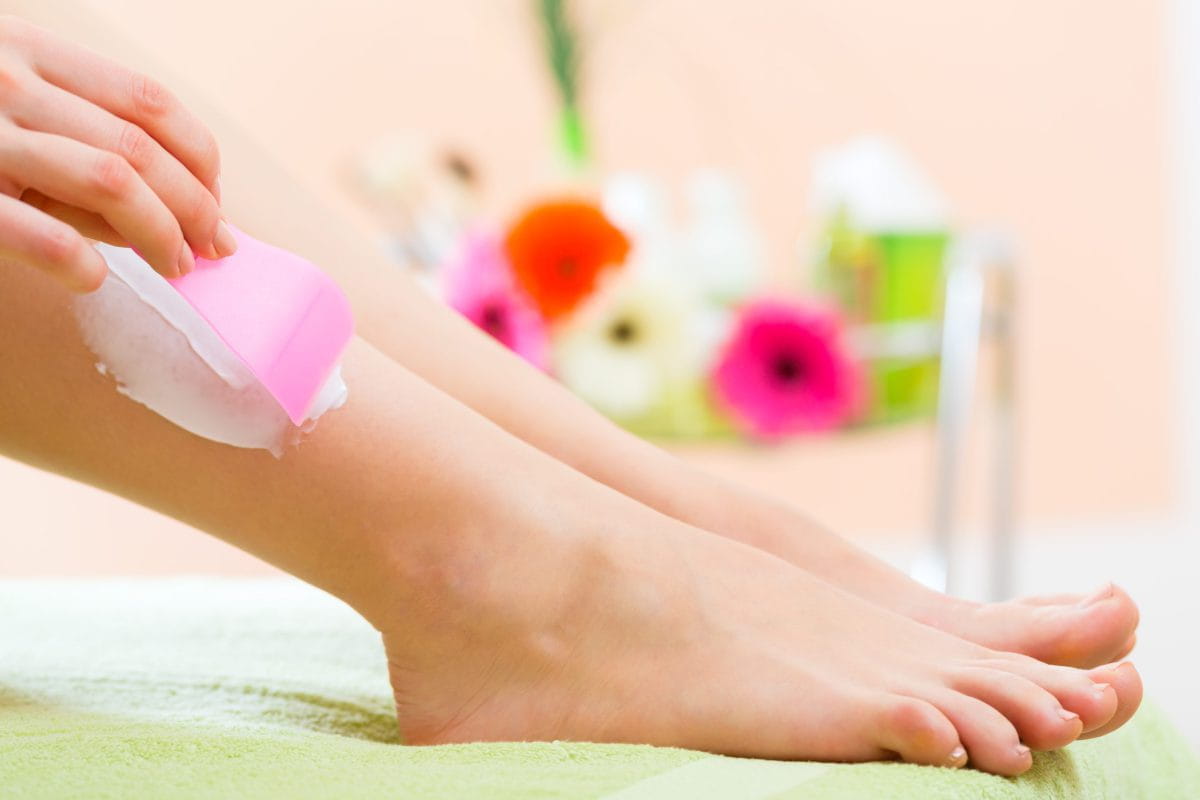 Young,Woman,In,Spa,Getting,Legs,Creamed,For,Hair,Removal ontharingscreme