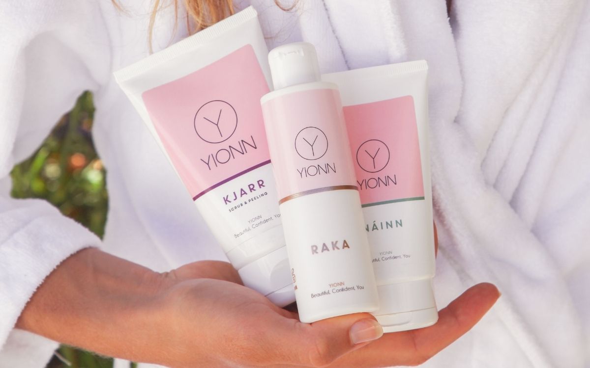 YIONN Kjarr Scrub, Náinn Balsam und Raka Lotion — Routine bei eingewachsenen Haaren und Verfärbungen YIONN Kjarr Scrub, Náinn Balsam und Raka Lotion — Routine bei eingewachsenen Haaren und Verfärbungen